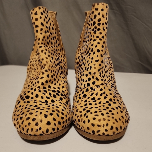 Tan and Black Ankle Boots with V-Shaped Elastic - Picture 5 of 8